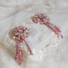 BO Rose Royale bordado con cabujones de nácar, chips de cuarzo blanco y howlita, cristales de Swarovski, rocallas rosas, cuentas de rocalla y ganchos rellenos de oro de 14 quilates.